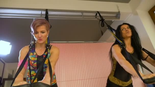 Zeitlupenaufnahmen von athletischen Frauen beim Training im Fitnessclub mit elastischem Seil — Stockvideo