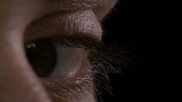 Макрос людського ока, дивлячись навколо ліворуч і праворуч вгору і вниз — стокове відео