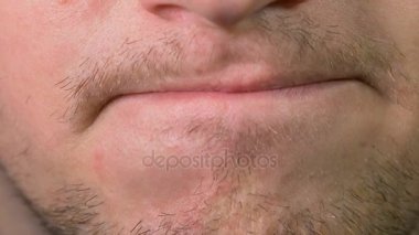 Kızgın delikanlı ağız ve dudaklar palyaçoluk ifade kapat