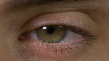 Yanıp sönen ve etrafa genç adam göz closeup makro