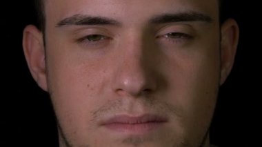 Adam ağır çekimde gözlerini açarak closeup 