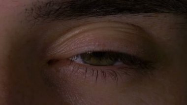 Adam göz ağır çekimde açma closeup makro