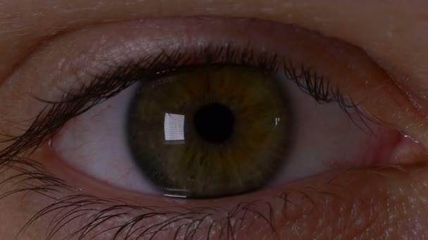 Vue macro de l'ouverture des yeux de l'homme au ralenti et se sentant surpris — Video