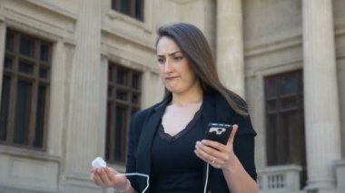 Pil nasıl şarj edilmeli merak taburcu smartphone ile kız üzgün