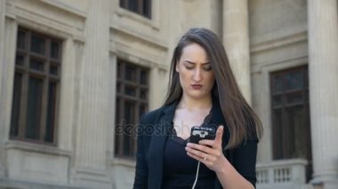 Akıllı telefon ve şarj şehirde pil şarj için bir yol arıyoruz tutan iş kadın kavramı ağır çekim taburcu