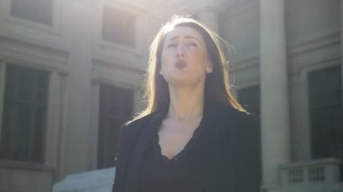 Duygu gergin ve hayal kırıklığına şehrin güzel iş kadını