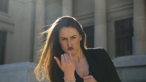 Close-up de jovem mulher atraente provocando e perfurando em câmera lenta — Vídeo de Stock