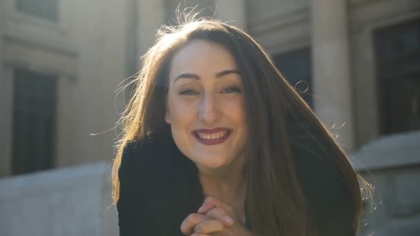 Mladá žena cítí šťastný a miloval, posílat polibky — Stock video