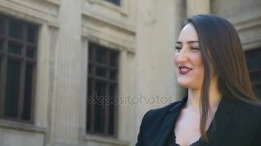 Söz ve şehirde gülüyor genç kız mutlu portre görünümünü