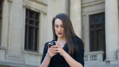 Smartphone'da mesajı gönderdikten sonra duygu güçlenmiş ve iyimser kadın ofis