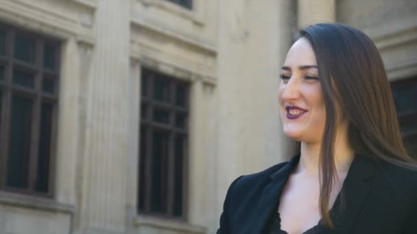 Vista de cerca de la joven chica feliz hablando y riendo en la ciudad — Vídeo de stock