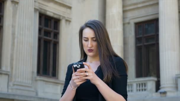 Office vrouw bevoegd en optimistisch gevoel na het verzenden van bericht op smartphone — Stockvideo