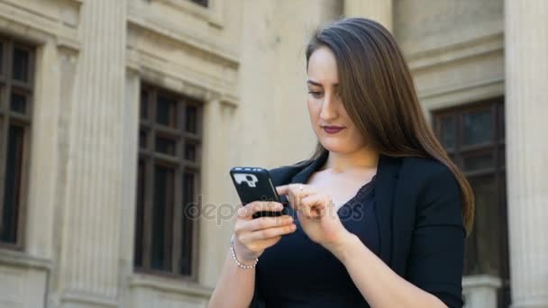 Gelukkig jonge vrouw nemen van een foto van zichzelf en het posten op sociale media — Stockvideo