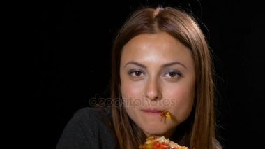 Güzel kadının onun favori pizza bir dilim closeup