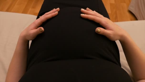 Point de vue Pov de ventre de femme enceinte portant une bague de fiançailles et caressant son bébé à l'intérieur — Video