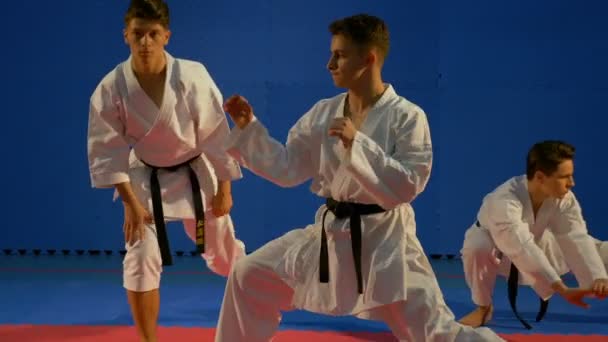 Három tizenéves csinál meleg-harcművészeti verseny előtt