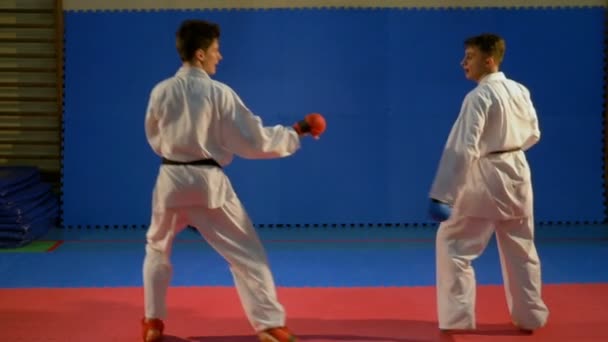 Kickbox-Wettkampfpraxis im Dojo in Zeitlupe — Stockvideo