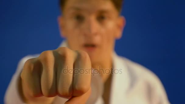 Closeup πορτραίτο ενός μαχητή καράτε πολεμικές τέχνες punching σε αργή κίνηση — Αρχείο Βίντεο