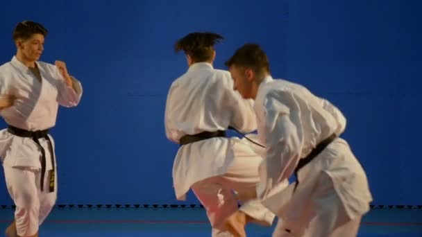 Karate verseny, lassított harci fiatal férfiak