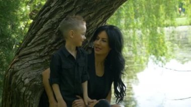 Güzel anne ve güzel bir bahar günü zevk şirin küçük oğlu genel Park lake yakınındaki