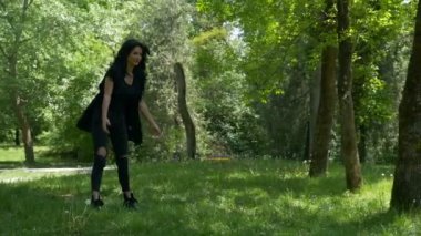 Uygun kadın çocuğunu kucaklamak ve sarılma ve onu oyun alanında kaldırma ile oynarken