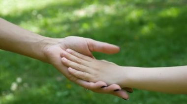 Annelik gösteren sevgi ve bakım tutan çocuk ve anne elleriyle kavramı