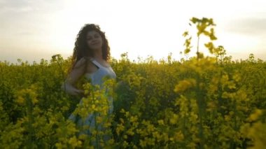 Dans ve gün batımından önce kendini zevk kanola çıtır iplik genç kadın