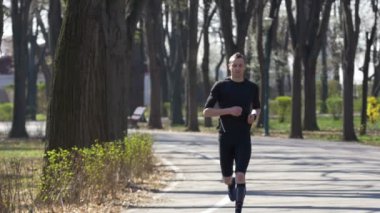 Parkta koşu sonra genç uygun sportif alıcı nefes ağır çekim