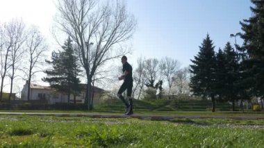 Genç erkek atlet çalışma bacaklar daha önce koşu eğitim