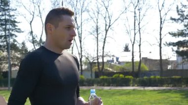 Spor giyim içme suyu plastik şişe maraton Park sonra yorgun koşucu