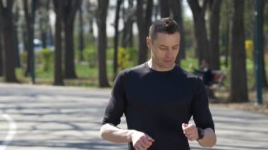 Closeup uygun jogger smartwatch fitness izci kontrol parkta çalışmasını durdurma