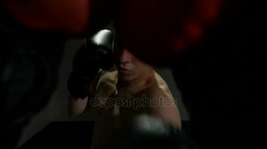 Bakış açısı ile kick boks yumruk dövüşü ağır çekim sırasında ortağından alma