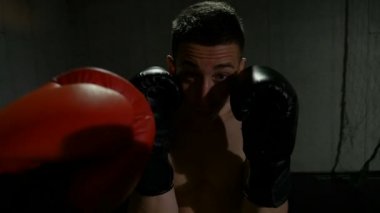 Genç kick boks yumruk savunma ortağından gelen eğitim sırasında fending bakış