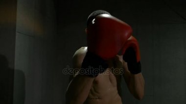Yavaş Fighter spor salonunda kendini eğitim ve isabet yumruklar