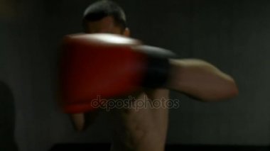 Ağır çekim genç savaşçının boks kavga Delme