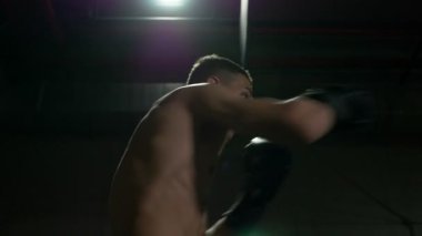 Kick boks boks içinde ağır çekim spor salonunda egzersiz