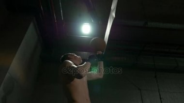 Atletik odaklı boksör eğitim isabet top el şal giyen sportif studio içindeki