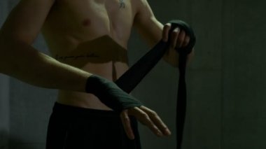 Adam savaşçı elini Şampiyonası maç başlamadan önce hazır Başlarken fit vücut kaydırma bandaj ile closeup