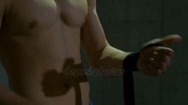 Elindeki rekabet maçı için hazırlanıyor Delme bandaj kaydırma atletik kick boks şampiyonu