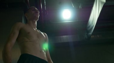 Genç bazı kickboks jest ve pozlar yapma ve spor salonunda eğitim boksör adam tekme