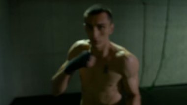 Yumruklarını emin boksör boks spor salonunda kendini eğitim, delme, portre