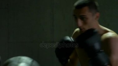 Erkek boxer eldiven onun antrenörü Delme