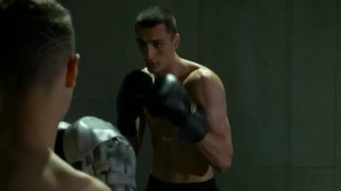 Fikir tartışması ve spor salonunda mücadele iki boksörler