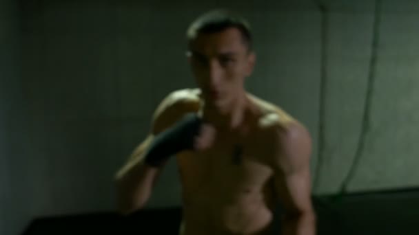 特写镜头的拳头冲的自信拳击手在拳击体育馆训练自己 — 图库视频影像