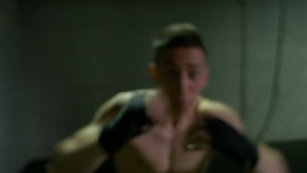 Närbild pov av nävar stansning av ung boxare med inslagna hand tränar kickboxning träning i gymmet — Stockvideo