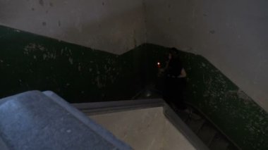 Korkmuş Gotik Bayan bir mum tutan ve üst katta yürüyüş terk edilmiş bir konakta hayaletler tarafından dehşete düşürdü