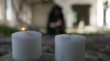 Yıkık kalede mumlarıyla bir törenle küfrederek ve koyarak korkunç genç cadı büyü