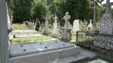 Cenaze Gotik kız ölüm ve yalnızlık geçiş antik mezarlığında mezar taşları yanında yürüyüş