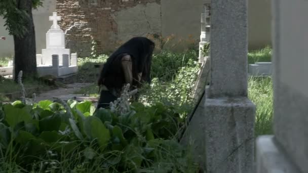 Mujer llorando en vestido de luto negro en la tumba de la amada sensación de desolación y dolor — Vídeos de Stock