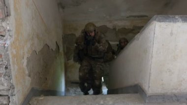 Özel Kuvvetler terörist avcısı birim askeri hedefleri için terk edilmiş binada arama